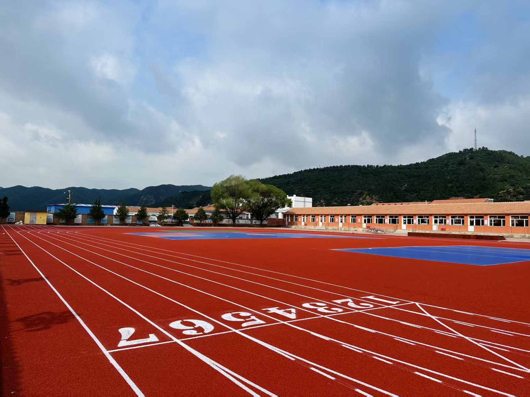 信阳市自结纹塑胶跑道幼儿园塑胶跑道 - 方案